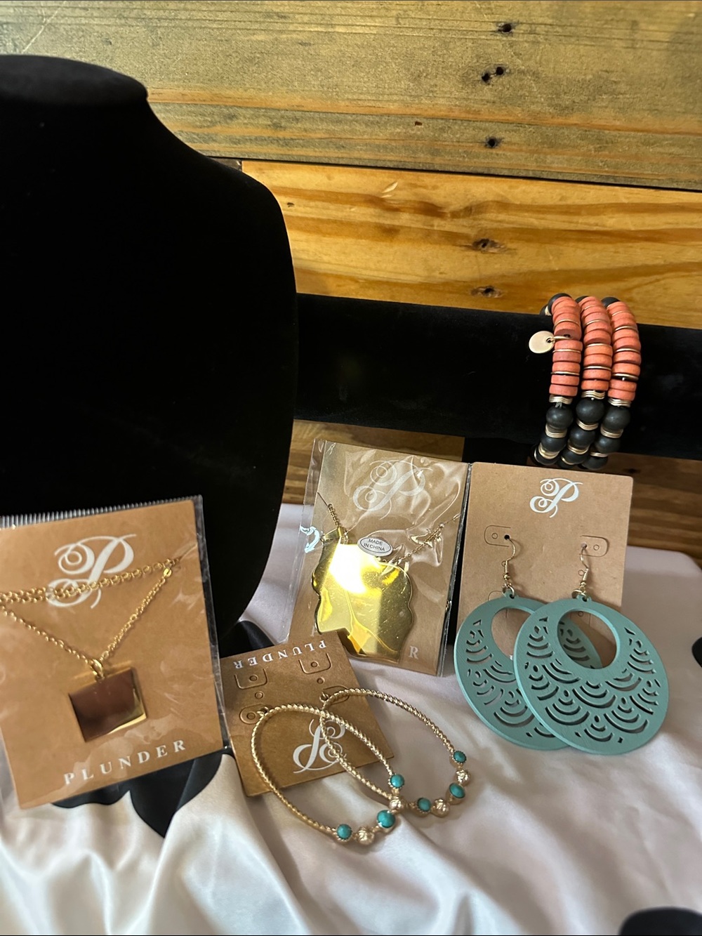 Plunder mix! Earrings, bracelets & necklace’s